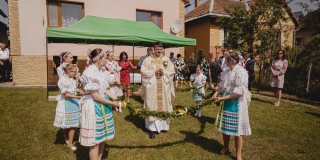 Fotografia: Sprievod primicianta do kostola a primičná sv. omša Jakuba Konkoľa (Foto Pavol Boďo)