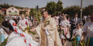 Fotografia: Sprievod primicianta do kostola a primičná sv. omša Jakuba Konkoľa (Foto Pavol Boďo)