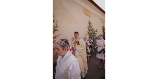 Fotografia: Sprievod primicianta do kostola a primičná sv. omša Jakuba Konkoľa (Foto Pavol Boďo)