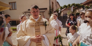 Fotografia: Sprievod primicianta do kostola a primičná sv. omša Jakuba Konkoľa (Foto Pavol Boďo)