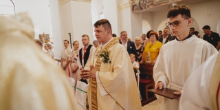 Fotografia: Sprievod primicianta do kostola a primičná sv. omša Jakuba Konkoľa (Foto Pavol Boďo)