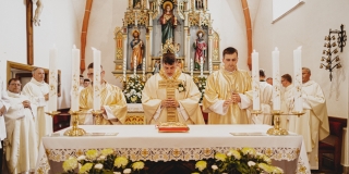 Fotografia: Sprievod primicianta do kostola a primičná sv. omša Jakuba Konkoľa (Foto Pavol Boďo)