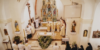 Fotografia: Sprievod primicianta do kostola a primičná sv. omša Jakuba Konkoľa (Foto Pavol Boďo)