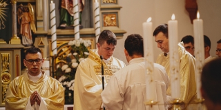 Fotografia: Sprievod primicianta do kostola a primičná sv. omša Jakuba Konkoľa (Foto Pavol Boďo)