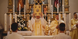 Fotografia: Sprievod primicianta do kostola a primičná sv. omša Jakuba Konkoľa (Foto Pavol Boďo)