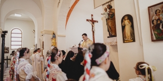 Fotografia: Sprievod primicianta do kostola a primičná sv. omša Jakuba Konkoľa (Foto Pavol Boďo)