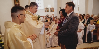 Fotografia: Sprievod primicianta do kostola a primičná sv. omša Jakuba Konkoľa (Foto Pavol Boďo)
