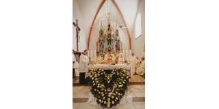 Fotografia: Sprievod primicianta do kostola a primičná sv. omša Jakuba Konkoľa (Foto Pavol Boďo)