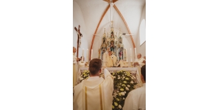 Fotografia: Sprievod primicianta do kostola a primičná sv. omša Jakuba Konkoľa (Foto Pavol Boďo)