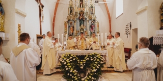 Fotografia: Sprievod primicianta do kostola a primičná sv. omša Jakuba Konkoľa (Foto Pavol Boďo)