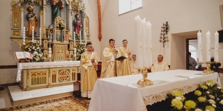Fotografia: Sprievod primicianta do kostola a primičná sv. omša Jakuba Konkoľa (Foto Pavol Boďo)