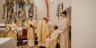 Fotografia: Sprievod primicianta do kostola a primičná sv. omša Jakuba Konkoľa (Foto Pavol Boďo)