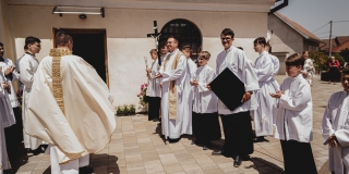 Fotografia: Sprievod primicianta do kostola a primičná sv. omša Jakuba Konkoľa (Foto Pavol Boďo)
