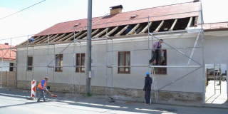 Fotografia: Oprava strechy na farskom úrade 2022 (foto Ján Žemba)