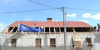 Fotografia: Oprava strechy na farskom úrade 2022 (foto Ján Žemba)