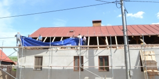 Fotografia: Oprava strechy na farskom úrade 2022 (foto Ján Žemba)