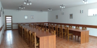 Fotografia: Maľovanie interiéru  - Spoločenské miestnosti Glóbus a príslušných priestorov, výmena stoličiek