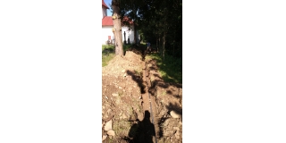 Fotografia: Kostolík na cintoríne - výmena elektrických káblov