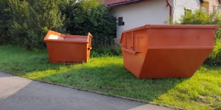 Zakúpenie nového traktora, štiepkovača, kontajnérov