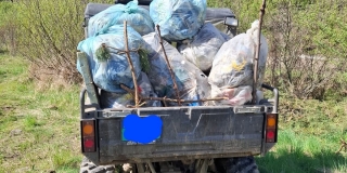 Fotografia: Brigáda Poľovníckeho združenia SIHLA - vyčistenie verejného priestranstva - kamence