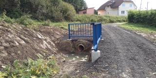 Vybudovanie priepustu - bočná ulica v hornej časti - od kaplnky vľavo