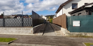 Fotografia: Prechodový chodník v dolnej časti obce - pri čísle domu 30