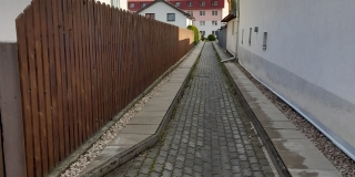 Fotografia: Prechodový chodník v dolnej časti obce - pri čísle domu 30