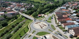 Fotografia: Úprava verejného priestranstva - výsadba kvetov - kruhová križovatka a okolie