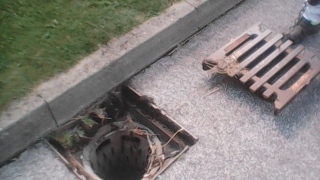 Fotografia: Čistenie vpustí dažďovej kanalizácie