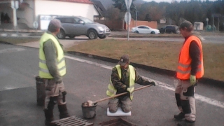 Fotografia: Čistenie vpustí dažďovej kanalizácie