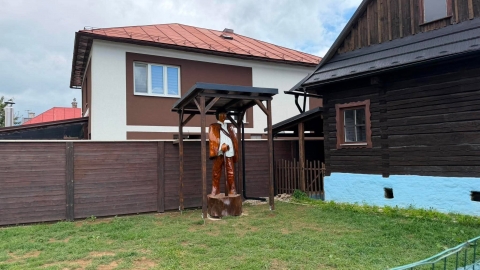 Nový prvok na kruhovej križovatke, drevená socha Gorala zmenila stanovište