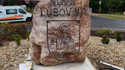 Nový prvok na kruhovej križovatke, drevená socha Gorala zmenila stanovište