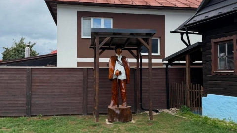 Nový prvok na kruhovej križovatke, drevená socha Gorala zmenila stanovište